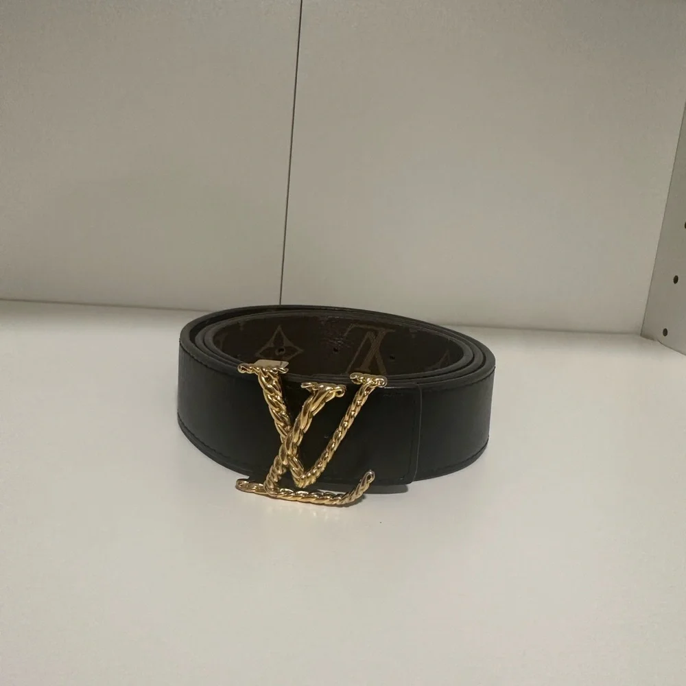 Louis Vuitton LV Initiales reversible belt with a gold-tone chain-link buckle - Picture 2 of 7